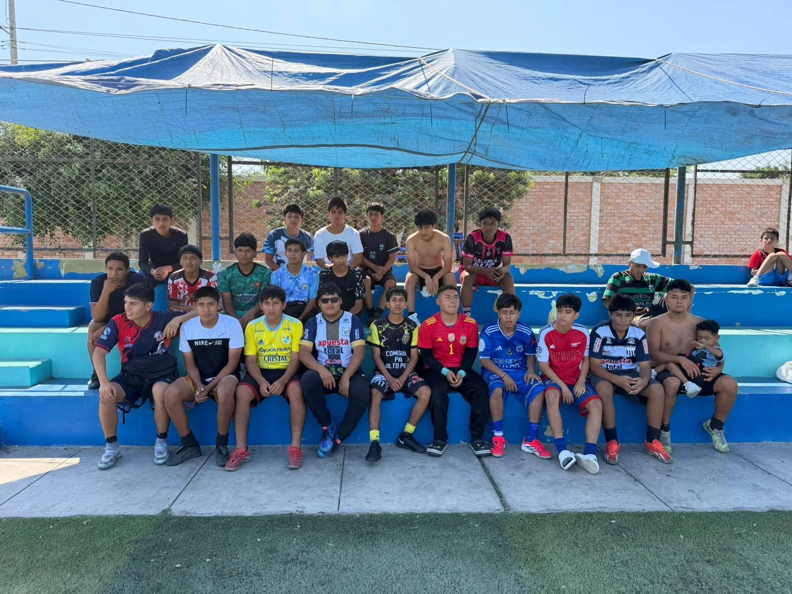 Equipo de San Miguel F.C. reunido en la cancha